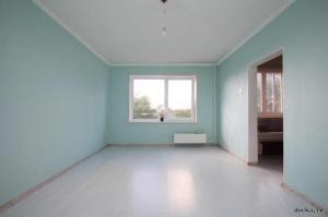 Gaišs un plašs vienistabas dzīvoklis 119. sērija Purvciemā.